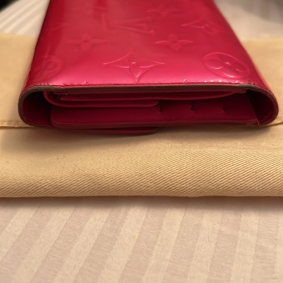 LOUIS VUITTON Rare Fuchsia Monogram Vernis Wallet- Preowned - Picture 3 of 13